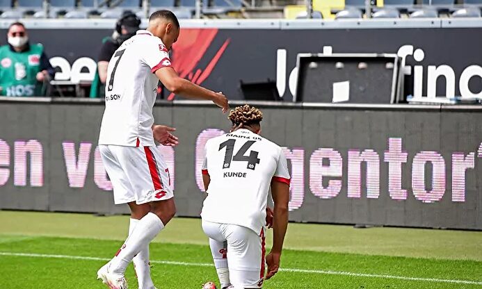 Malong, jugador del Mainz, celebra un gol arrodillándose | Agencias
