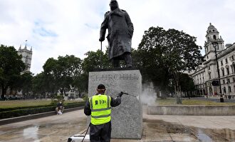Un operario limpia de pintadas, este martes, una estatua de Winston Churchill en Londres. | EFE