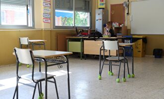 Una profesora da clase por videoconferencia en un colegio de Madrid. | EFE