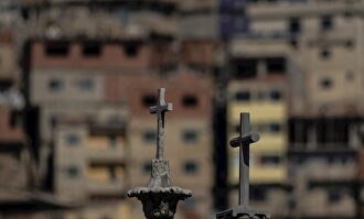 Cruces en un cementerio cercano a una favela de Río de Janeiro. | EFE