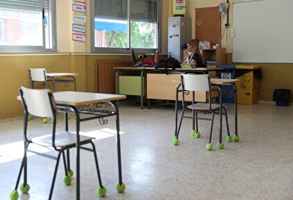 Una profesora da clase por videoconferencia en un colegio de Madrid. | EFE
