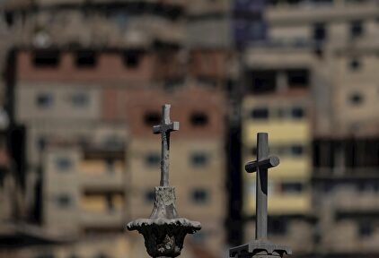 Cruces en un cementerio cercano a una favela de Río de Janeiro. | EFE