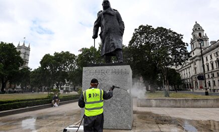 Un operario limpia de pintadas, este martes, una estatua de Winston Churchill en Londres. | EFE