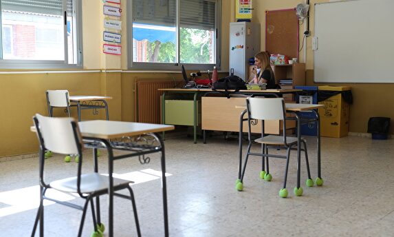 Una profesora da clase por videoconferencia en un colegio de Madrid. | EFE