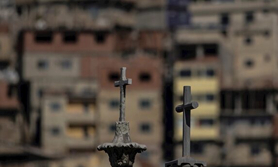 Cruces en un cementerio cercano a una favela de Río de Janeiro. | EFE