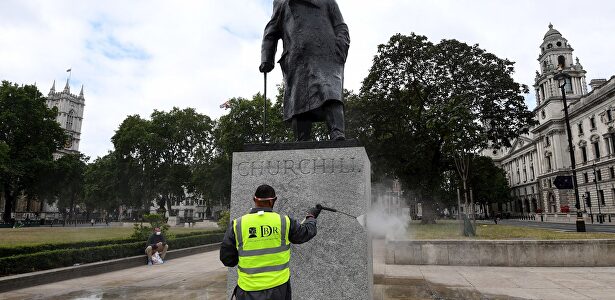 Un operario limpia de pintadas, este martes, una estatua de Winston Churchill en Londres. | EFE