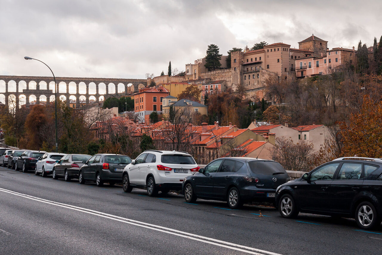 Atasco frente al acueducto de Segovia | Alamy