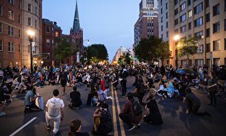 Manifestantes protestan de rodillas contra la muerte de George Floyd | EFE