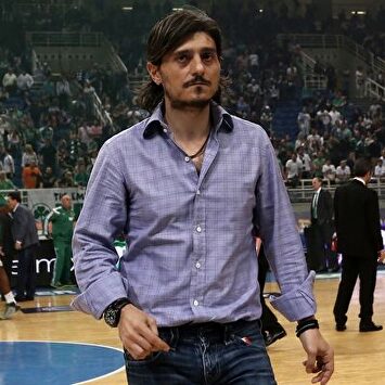 El presidente del Panathinaikos quiere vender el club y los ultras se cuelan en su casa