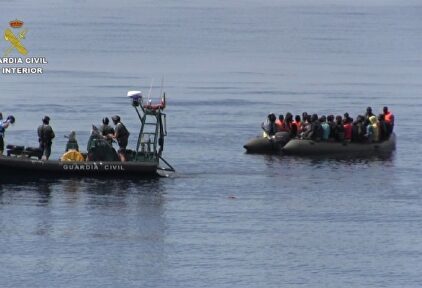 La Guardia Civil para a una lancha llena de inmigrantes. | Min. Interior