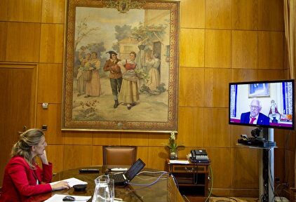 El padre Ángel y la ministra de Trabajo, Yolanda Díaz | Europa Press