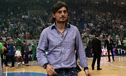 El presidente del Panathinaikos quiere vender el club y los ultras se cuelan en su casa