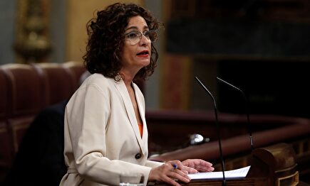 La ministra de Hacienda, María Jesús Montero, este jueves en la tribuna del Congreso. | EFE