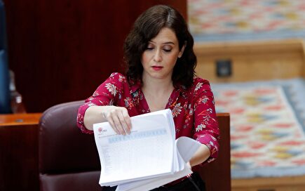 Ayuso acusa a Podemos de buscar "carne política" con las residencias