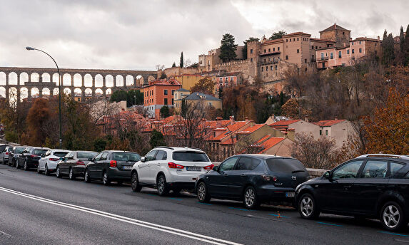 Atasco frente al acueducto de Segovia | Alamy