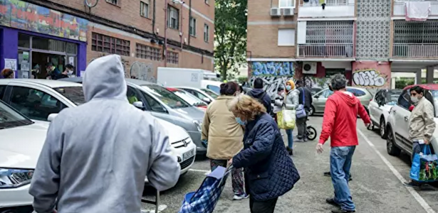 Cola para recoger donaciones de alimentos | Europa Press