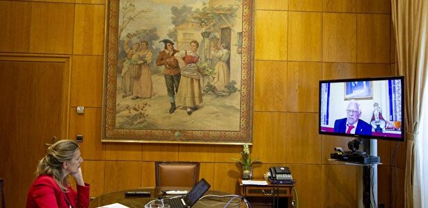 El padre Ángel y la ministra de Trabajo, Yolanda Díaz | Europa Press