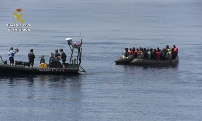 La Guardia Civil para a una lancha llena de inmigrantes. | Min. Interior