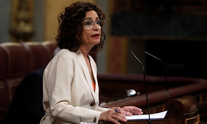 La ministra de Hacienda, María Jesús Montero, este jueves en la tribuna del Congreso. | EFE