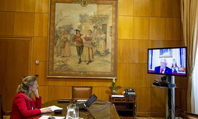 El padre Ángel y la ministra de Trabajo, Yolanda Díaz | Europa Press