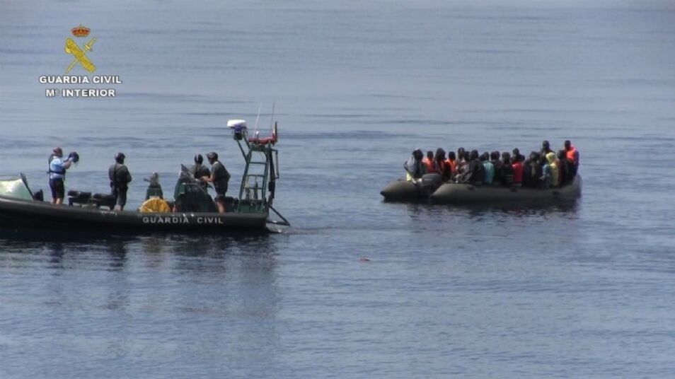 Sanchez - Más de 1.100 inmigrantes han sido rescatados este fin de semana procedentes de 65 pateras - Página 5 Guardia-civil-inmigracion-ilegal-pateras-taxi-110320