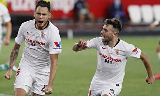 Ocampos (d) y Munir celebran el primer gol del Sevilla, obra del argentino | EFE