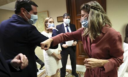 La ministra de Trabajo y Economía Social, Yolanda Díaz, saluda al presidente de la CEOE, Antonio Garamendi | EFE