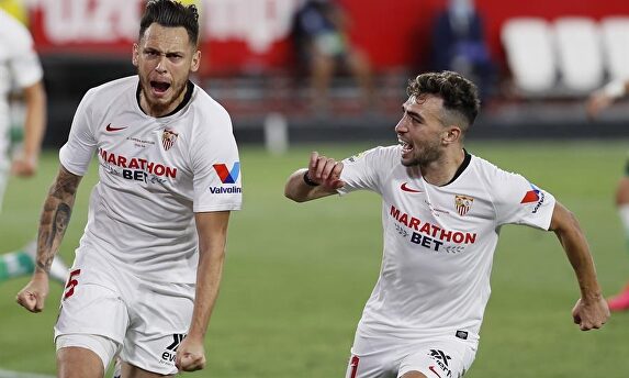 Ocampos (d) y Munir celebran el primer gol del Sevilla, obra del argentino | EFE