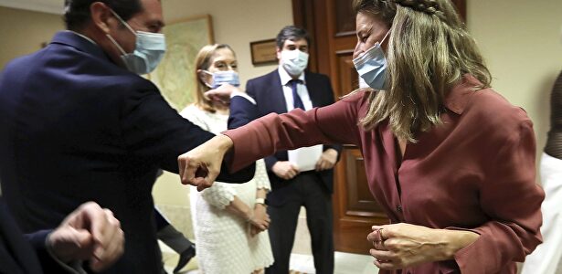 La ministra de Trabajo y Economía Social, Yolanda Díaz, saluda al presidente de la CEOE, Antonio Garamendi | EFE