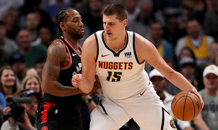 Nikola Jokic junto a Kawhi Leonard | AGENCIAS