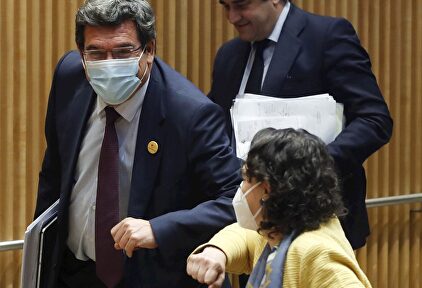 El ministro de Seguridad Social, José Luis Escrivá, saluda a la exministra de Trabajo Magdalena Valerio, a su llegada este lunes a la Comisión de Trabajo del Congreso. | EFE
