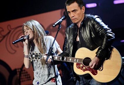 Montaje con la imagen de Pedro Sánchez y un concierto de Miley Cyrus. | Twitter