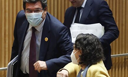 El ministro de Seguridad Social, José Luis Escribá saluda a la exministra de Trabajo, Magdalena Valerio | EFE