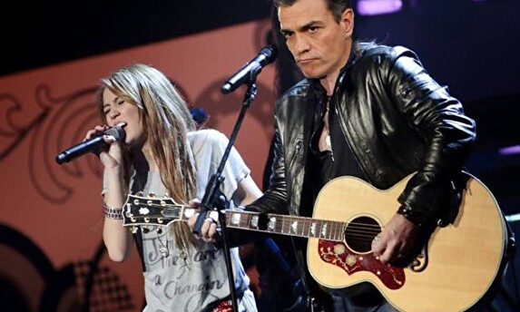 Montaje con la imagen de Pedro Sánchez y un concierto de Miley Cyrus. | Twitter