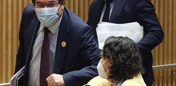 José Luis Escrivá, saluda a la exministra de Trabajo Magdalena Valerio, a su llegada este lunes a la Comisión de Trabajo del Congreso. | EFE