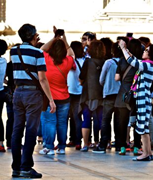 Un grupo de turistas orientales, junto a la Basílica del Pilar, en Zaragoza. | Flickr/CC/Oiluj Samall Zeid