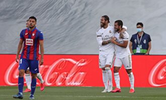 Ramos celebra junto a Hazard su gol al Eibar. | EFE