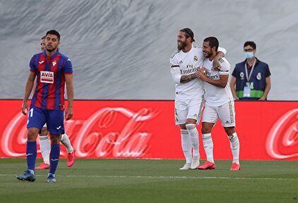 Ramos celebra junto a Hazard su gol al Eibar. | EFE