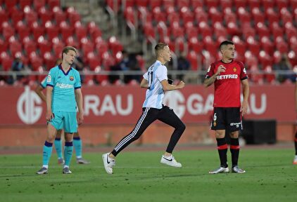 La imagen de la vergüenza: un espontáneo salta al césped en el Mallorca-Barça