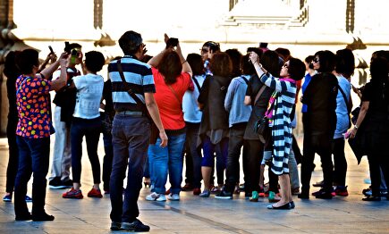 Un grupo de turistas orientales, junto a la Basílica del Pilar, en Zaragoza. | Flickr/CC/Oiluj Samall Zeid