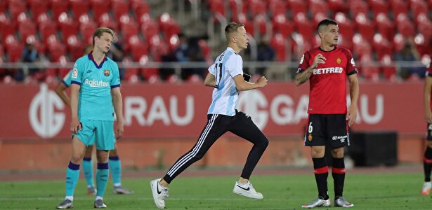 La imagen de la vergüenza: un espontáneo salta al césped en el Mallorca-Barça