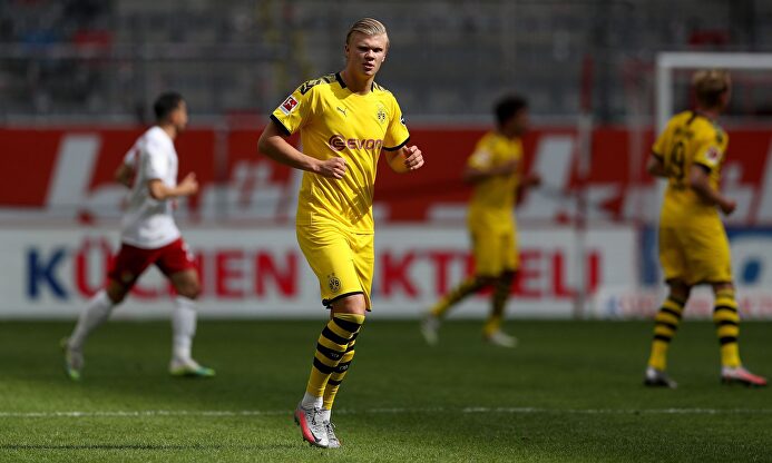 La barbaridad de remate de Haaland para darle el triunfo al Borussia Dortmund en el 94