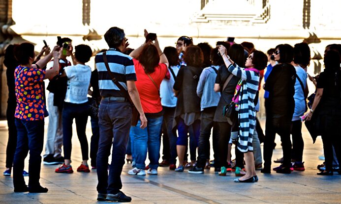 Un grupo de turistas orientales, junto a la Basílica del Pilar, en Zaragoza. | Flickr/CC/Oiluj Samall Zeid