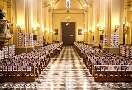 Vista de la Catedral de Lima con las fotos de los fallecidos por covid-19. | EFE