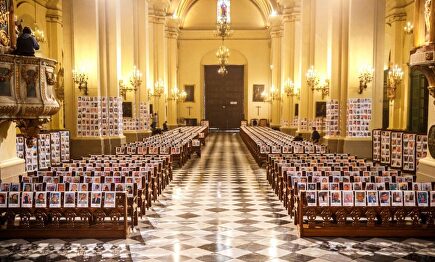 Vista de la Catedral de Lima con las fotos de los fallecidos por covid-19. | EFE