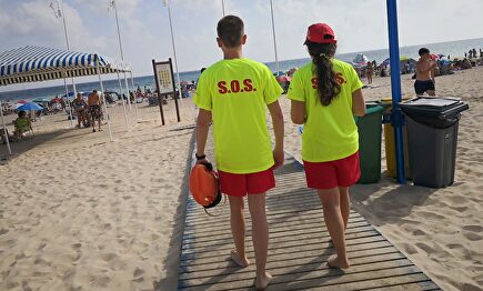 Socorristas en un playa de Rota | Europa Press