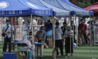 Residentes o gente que visitó el mercado de Xinfadi hacen cola para hacerse el test de coronavirus | EFE