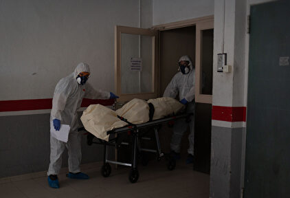 Operarios trasladan el cadáver de un anciano. | David Zorrakino (Europa Press)