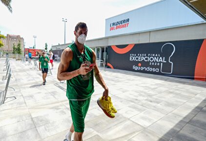 Rubén Guerrero, pívot de Unicaja, accede con mascarilla a L'Alquería del Basket | ACB Photo - JM Casares