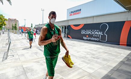 Rubén Guerrero, pívot de Unicaja, accede con mascarilla a L'Alquería del Basket | ACB Photo - JM Casares